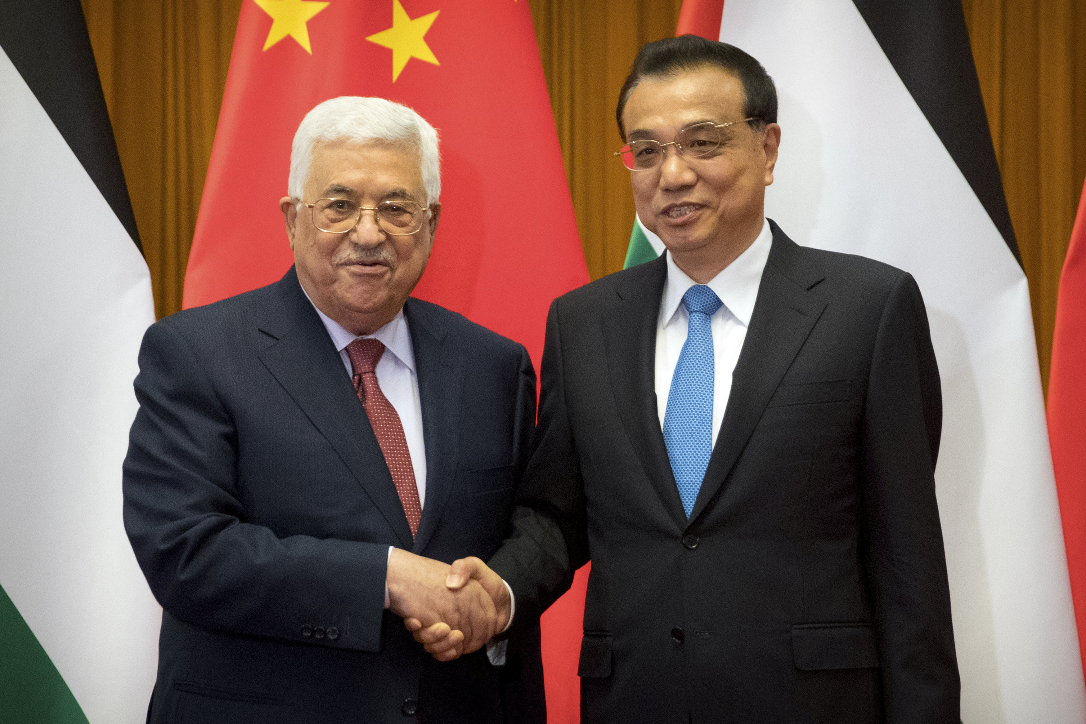 محمود عباس ورئيس مجلس الدولة الصينى لى كه تشيانج