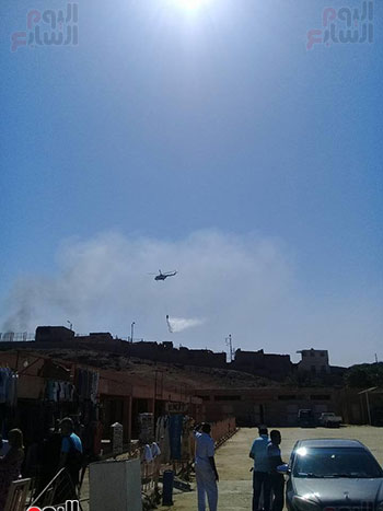         طائرات الجيش والمطافى تشارك فى حريق سوق إدفو