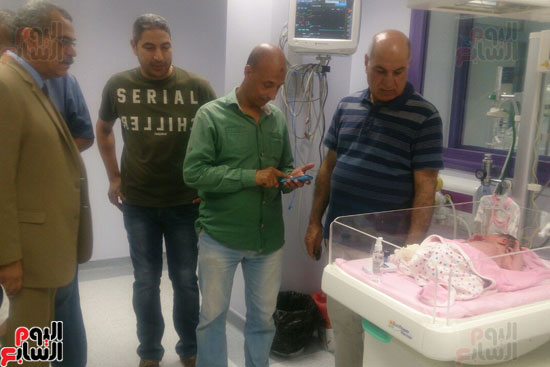 رئيس جلامعة كفر الشيخ يتفقد المستشفى يرافقه مدير مكتب اليوم السابع 