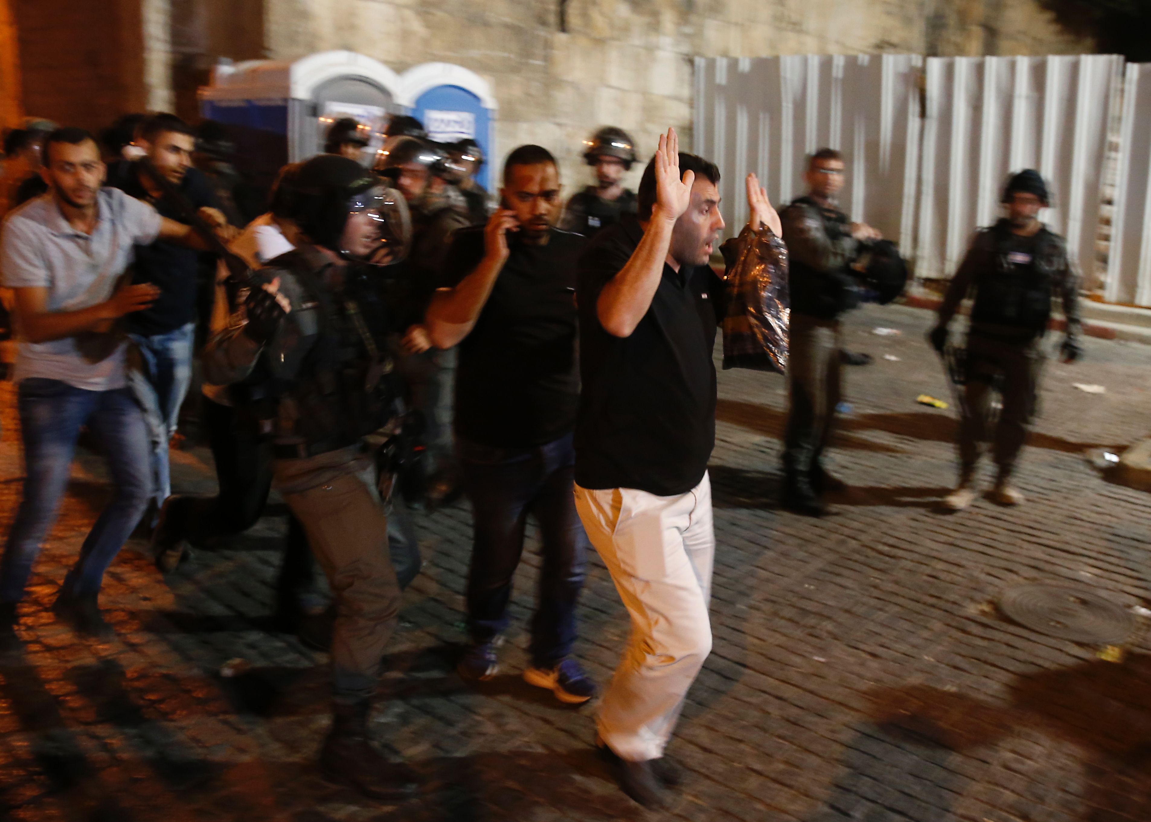 قوات الاحتلال تعتقل رجل