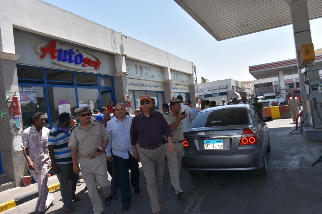 محافظ أسوان يتفقد محطات الوقود 