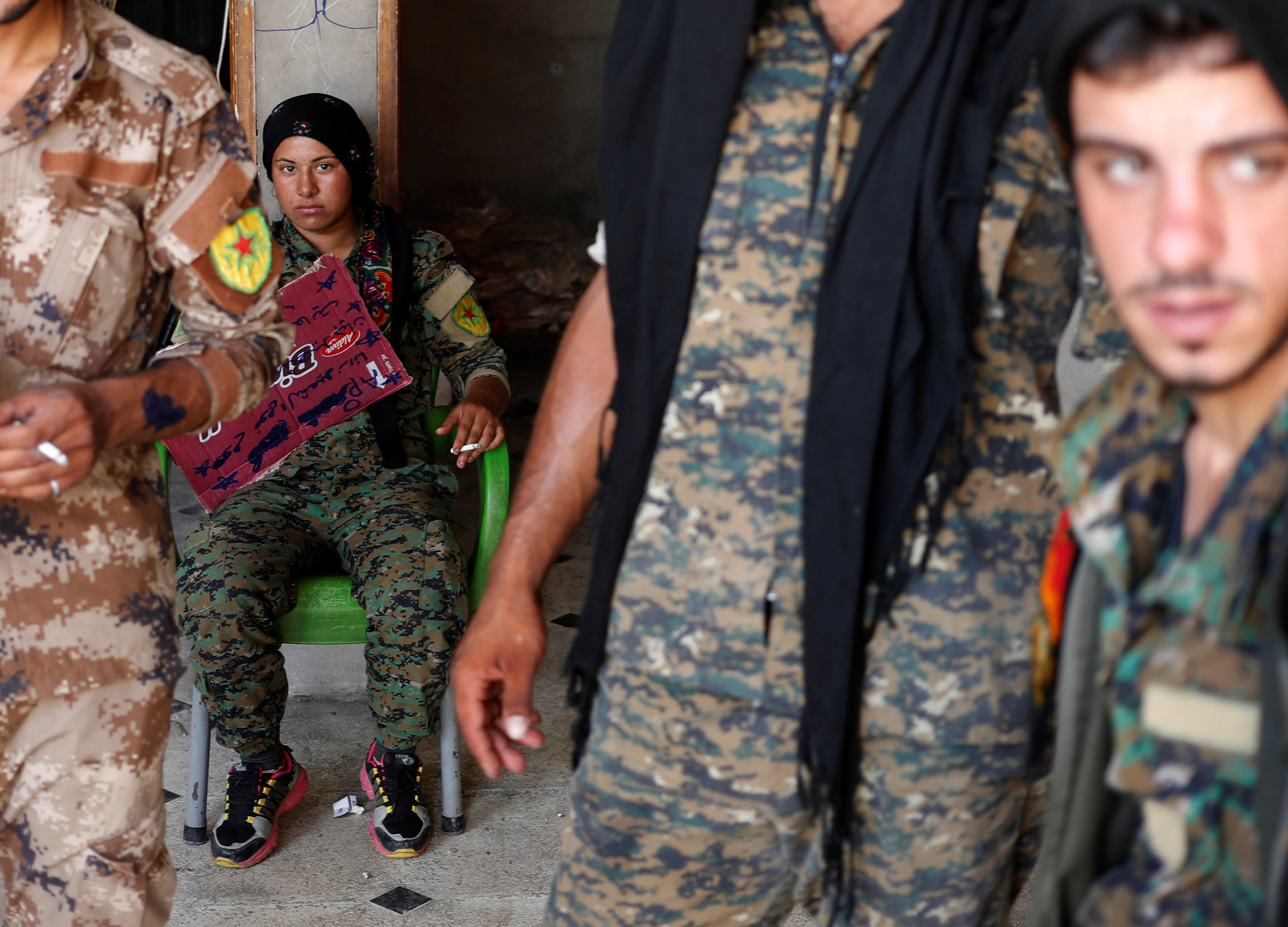 مقاتلون أكراد من وحدات حماية الشعب يقيمون في منزل بالرقة