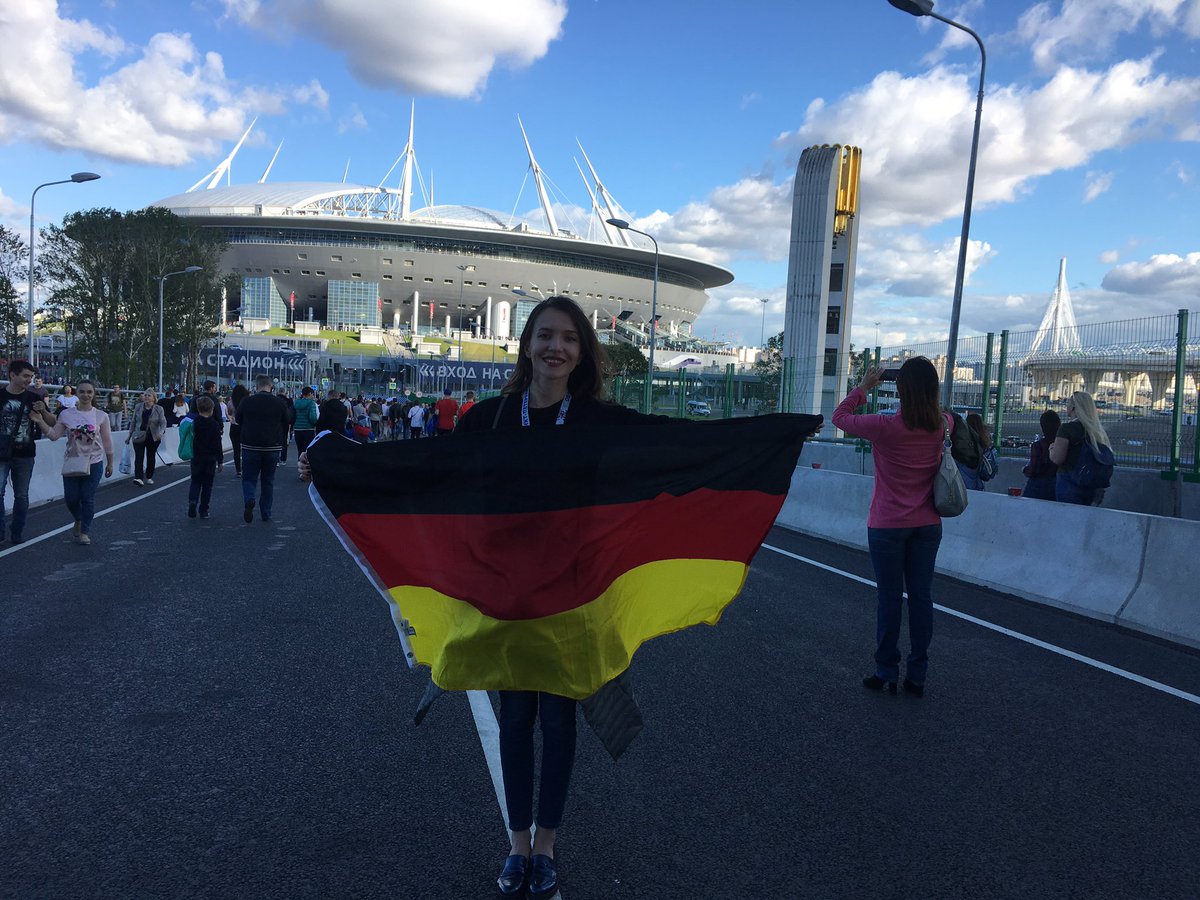 مشجعة ألمانيا خارج الملعب