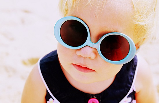 طفلة ترتدى نظارة شمسية
