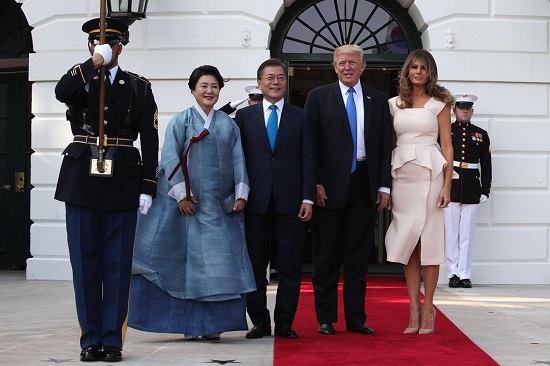الرئيس ترامب و زوجته و الرئيس الكورى و زوجته