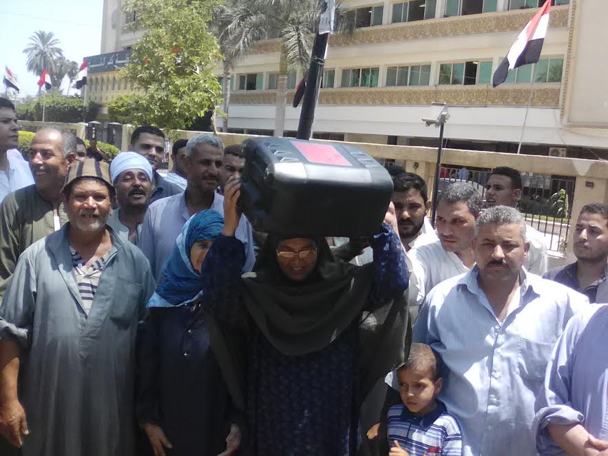 سيدة تحمل جركن أمام محافظة كفر الشيخ للمطالبة بتوفير مياه الشرب