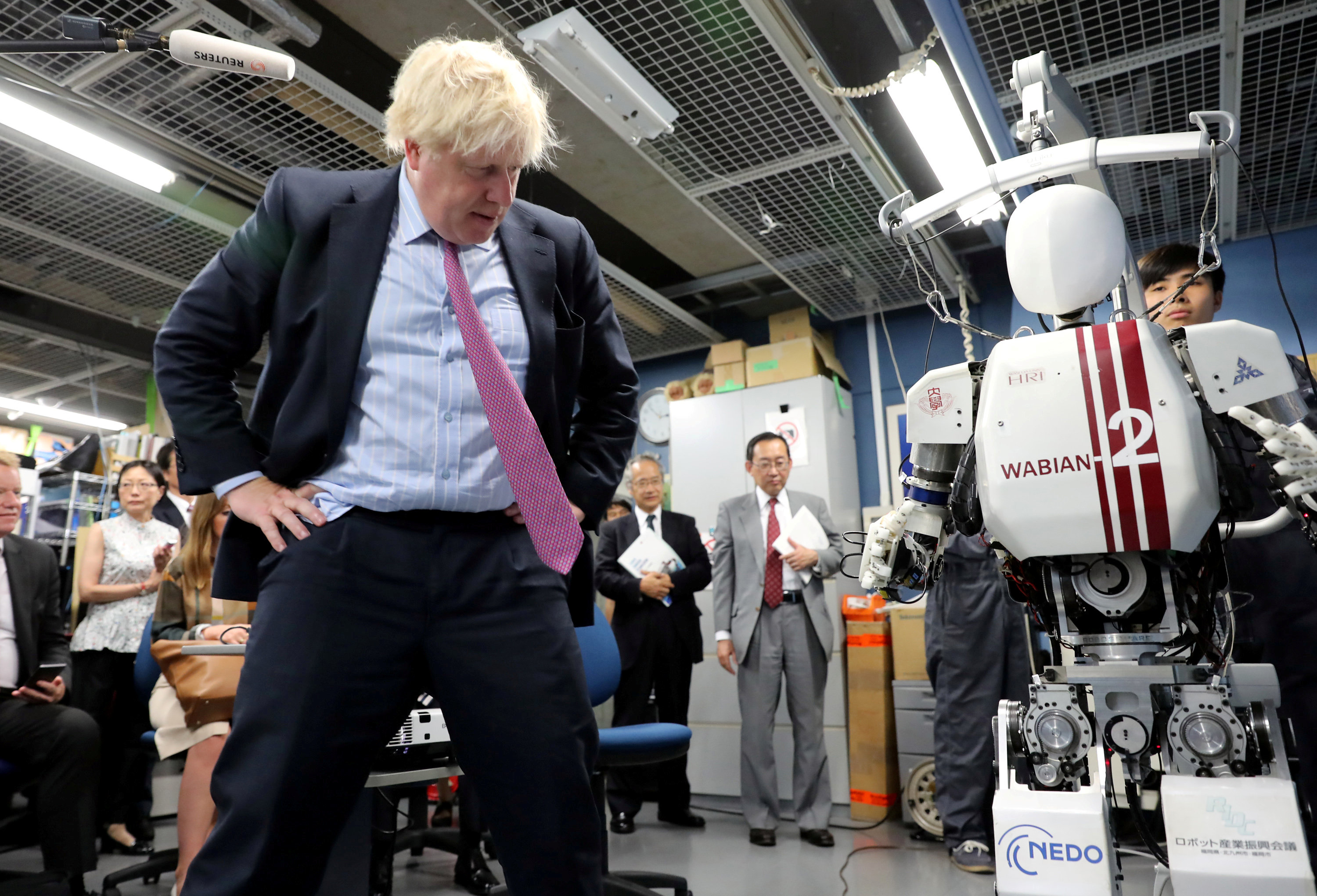 وزير الخارجية البريطانى يزور معهد البحوث للعلوم والهندسة بطوكيو