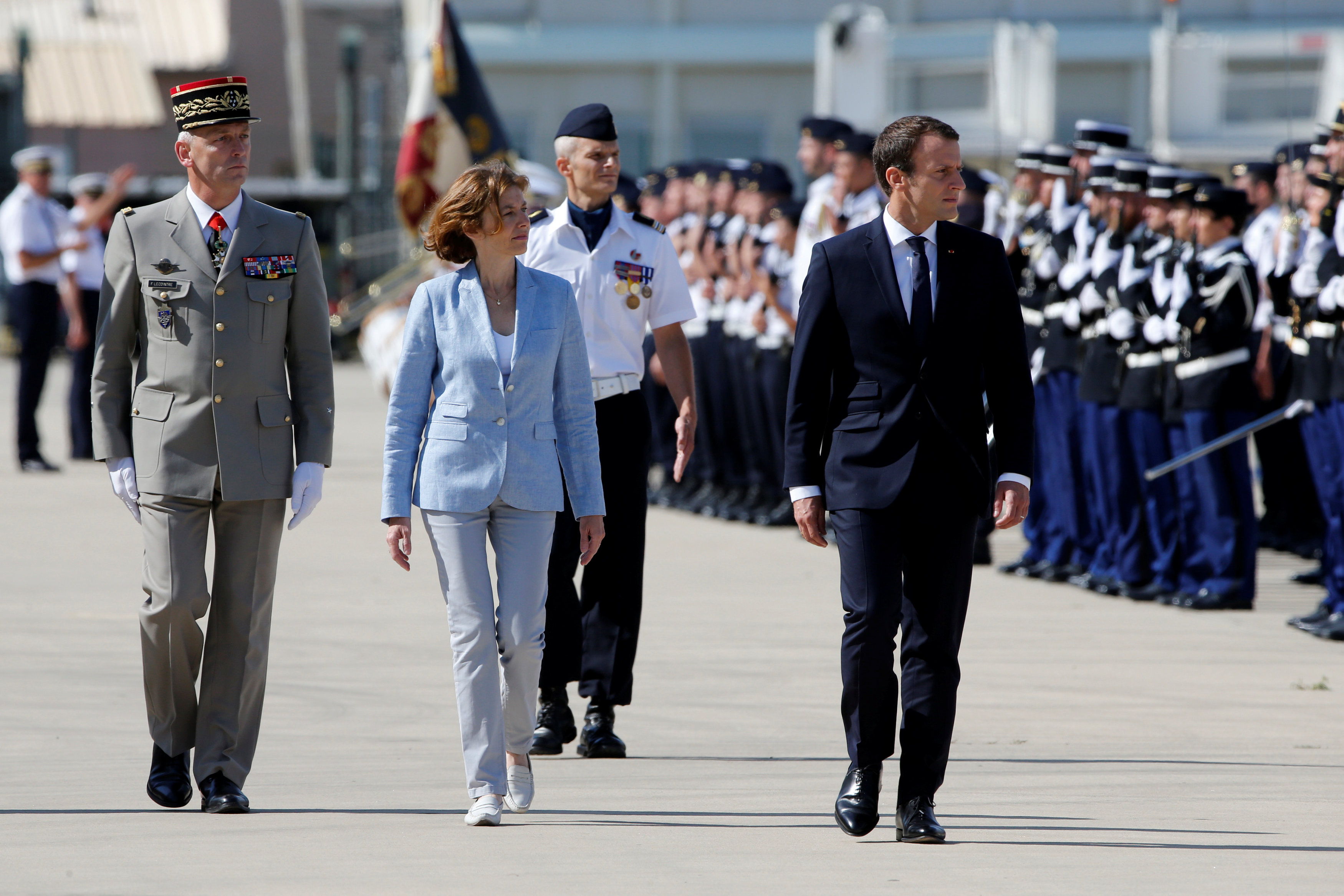 ماكرون يزور إحدى القواعد الجوية الفرنسية