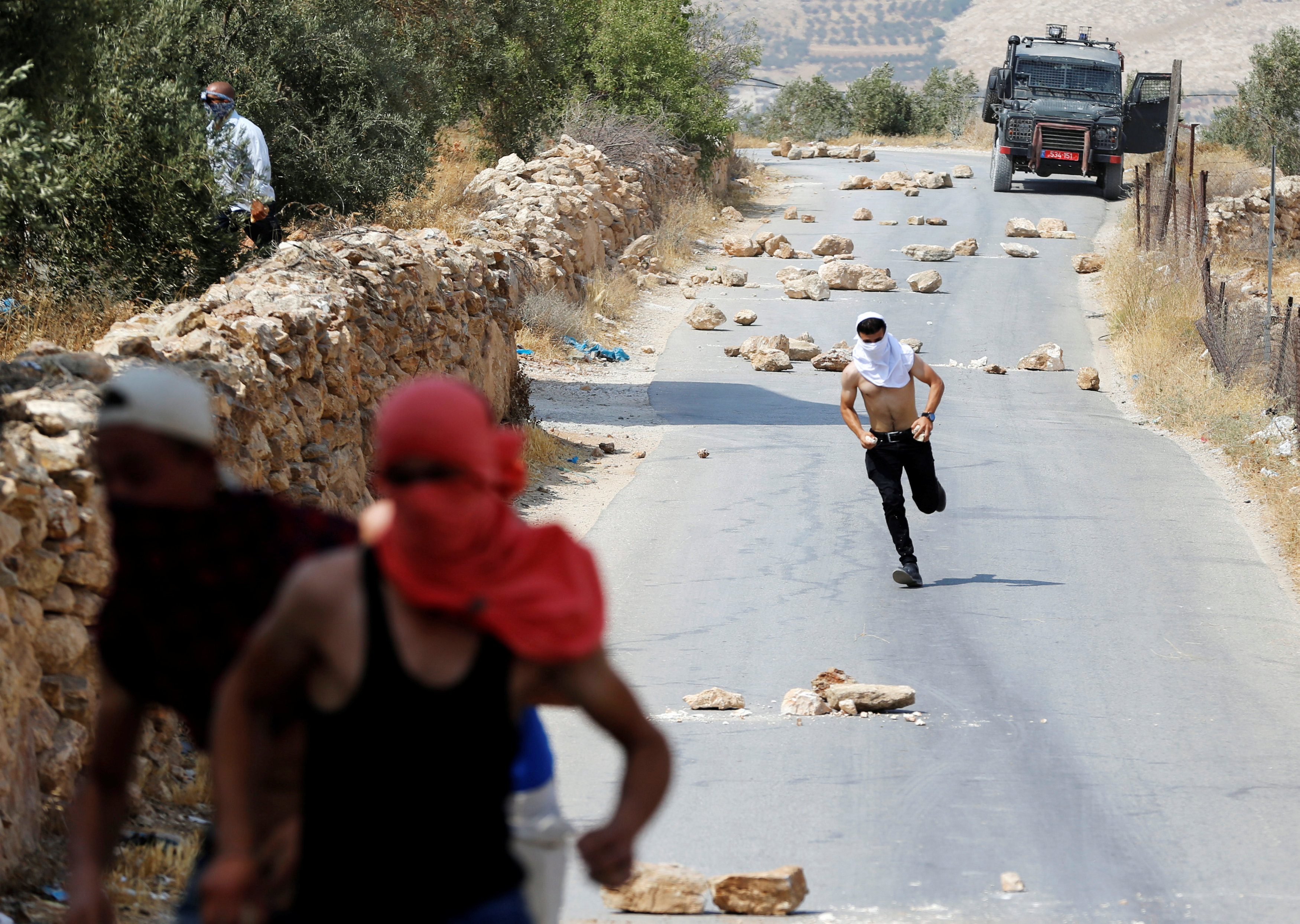 الشباب الفلسطينى يستخدمون الأحجار