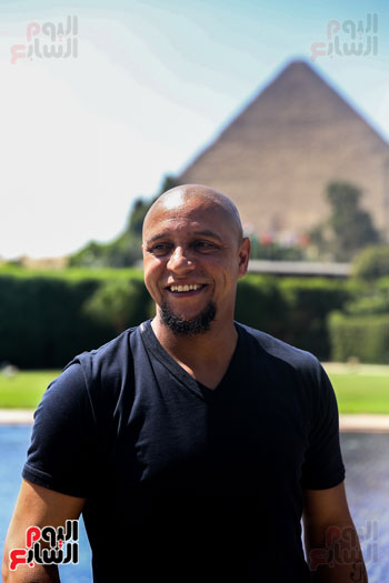 روبرتو كارلوس ونجوم منتخب البرازيل فى زيارة خاصة للأهرامات (1)