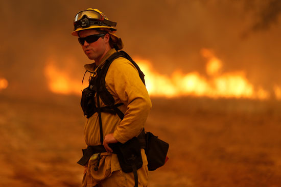 أحد رجال الإطفاء يشارك فى محافحة حرائق الغابات فى كاليفورنيا