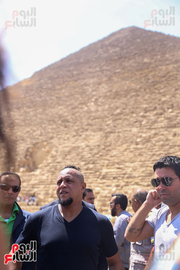 روبرتو كارلوس ونجوم منتخب البرازيل فى زيارة خاصة للأهرامات (14)