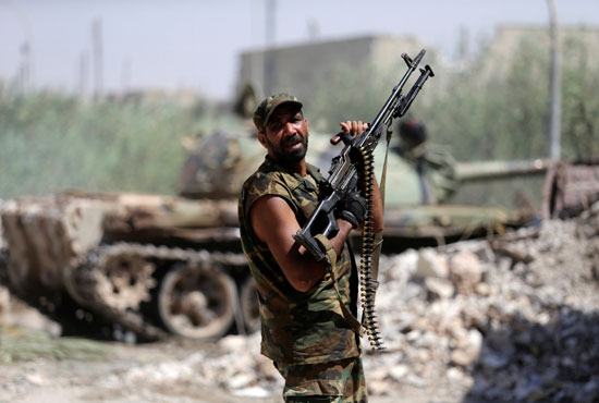 أحد عناصر الجيش الليبى يحمل سلاحا