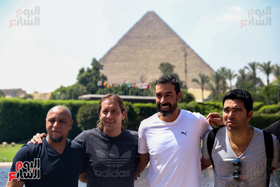 روبرتو كارلوس ونجوم منتخب البرازيل فى زيارة خاصة للأهرامات (6)