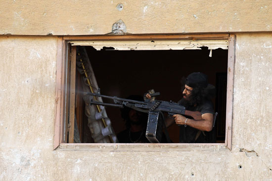 أحد افراد الجيش الليبى يطهر بنغازى من المتشددين