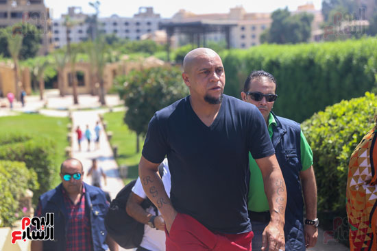 روبرتو كارلوس ونجوم منتخب البرازيل فى زيارة خاصة للأهرامات (12)
