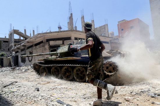 الجيش الليبى يشتبك من المتشددين فى بنغازى