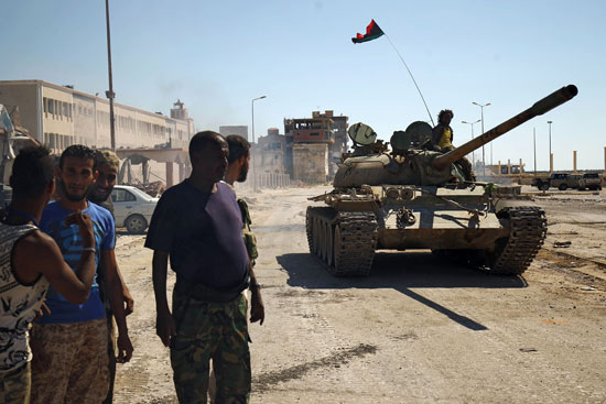آلية عسكرية ليبية تسير وسط شوارع بنغازى