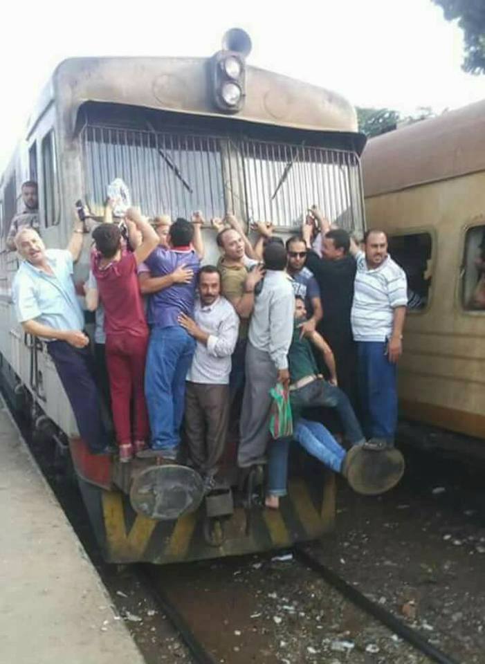 تزاحم المواطنين للقطار