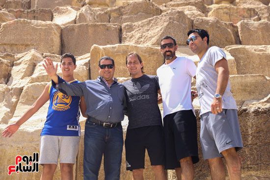 صورة تذكارية من فوق حجارة الأهرامات