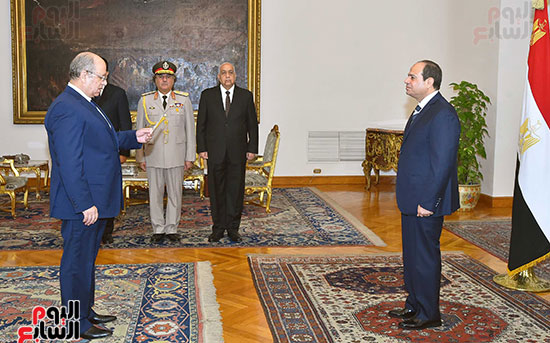 أحمد أبوالعزم يحلف اليمين أمام السيسى رئيسا لمجلس الدولة (1)