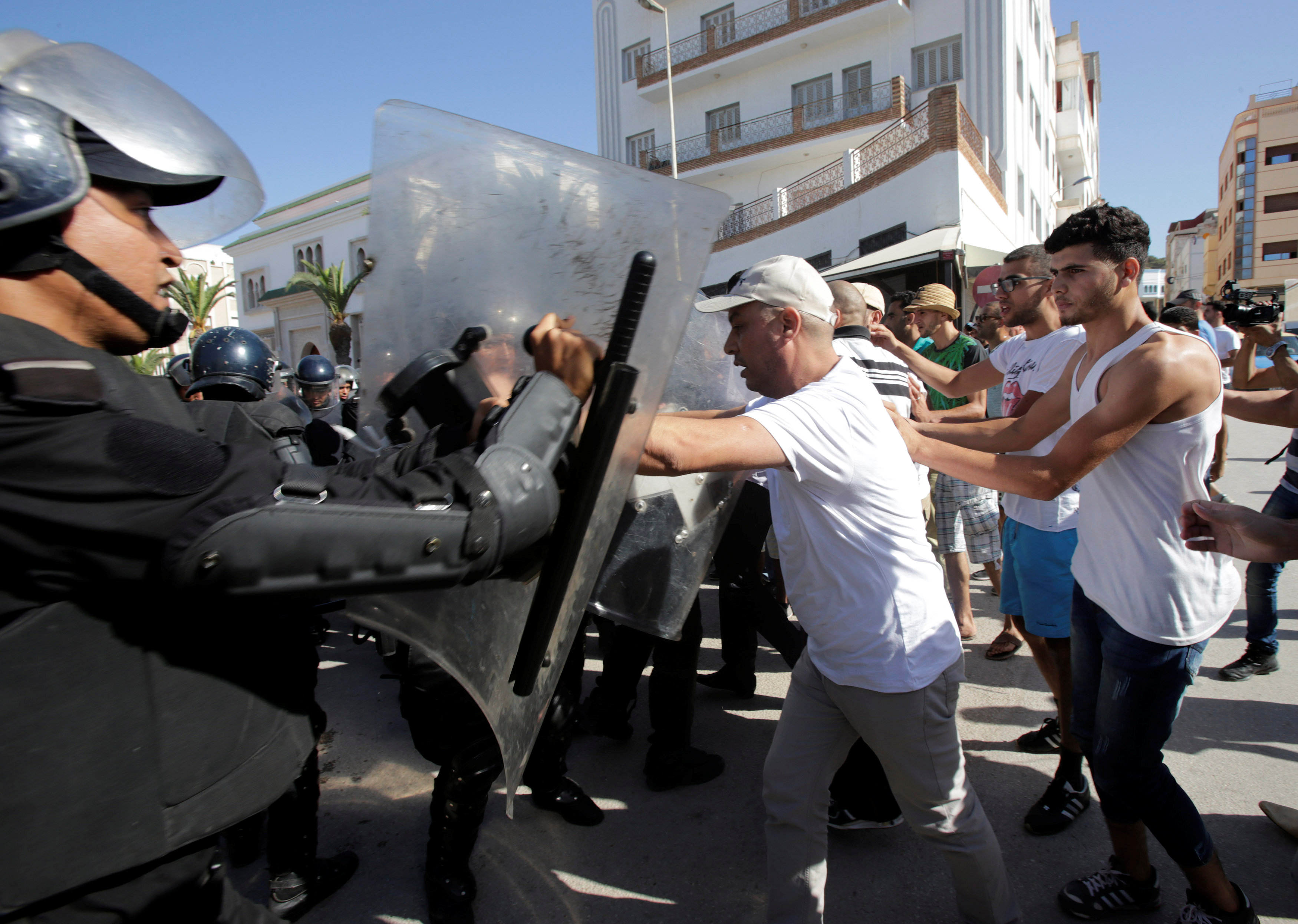 اشتباكات بالايدى بين المتظاهرين وقوات الأمن فى المغرب