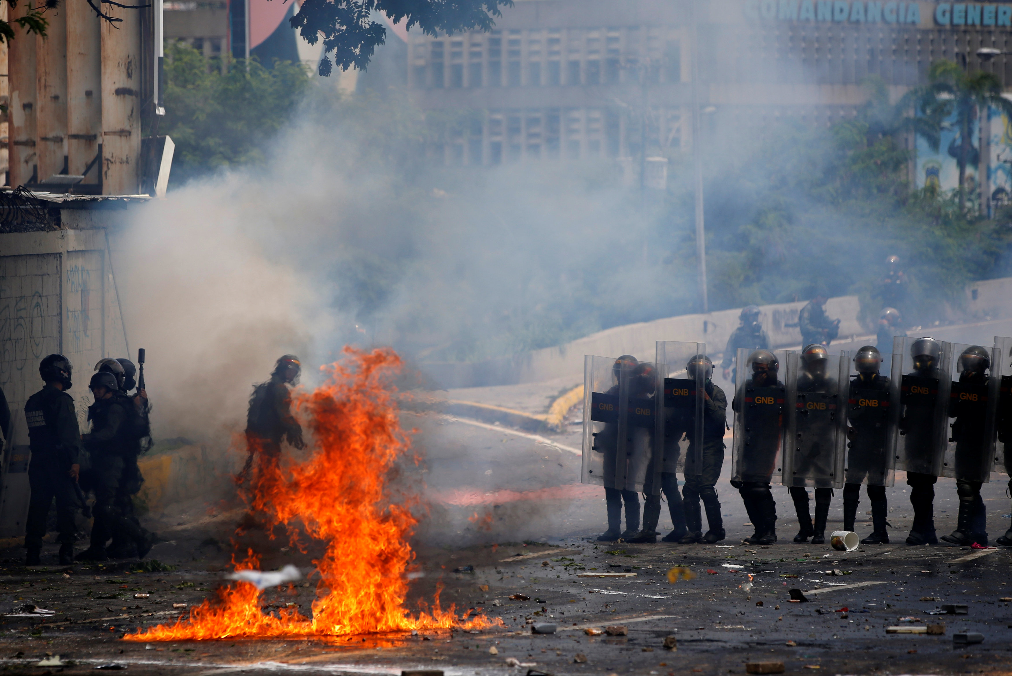 المتظاهرون يضرمون النيران فى شوارع فنزويلا