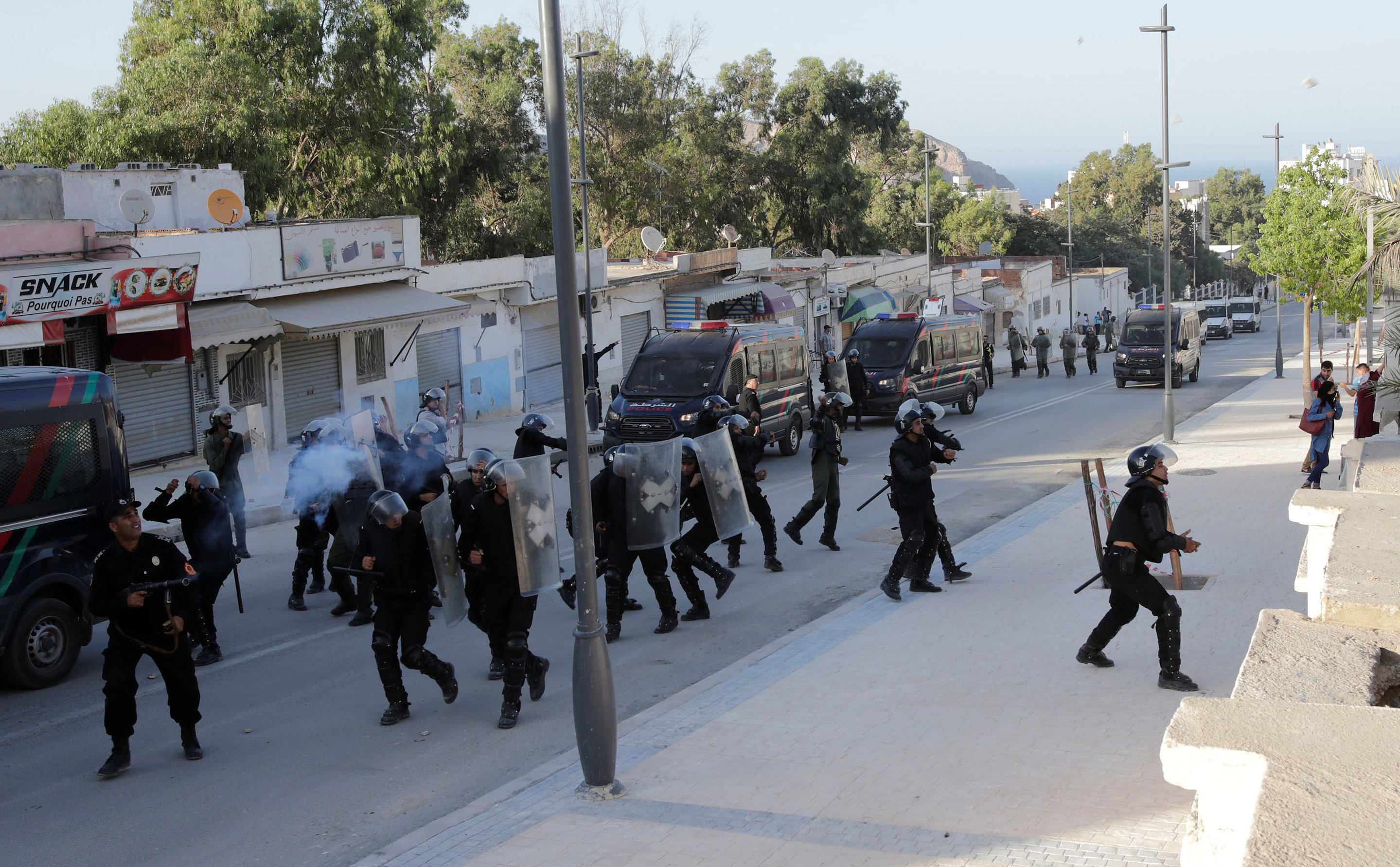 الشرطة المغربية تشتبك مع المتظاهرين