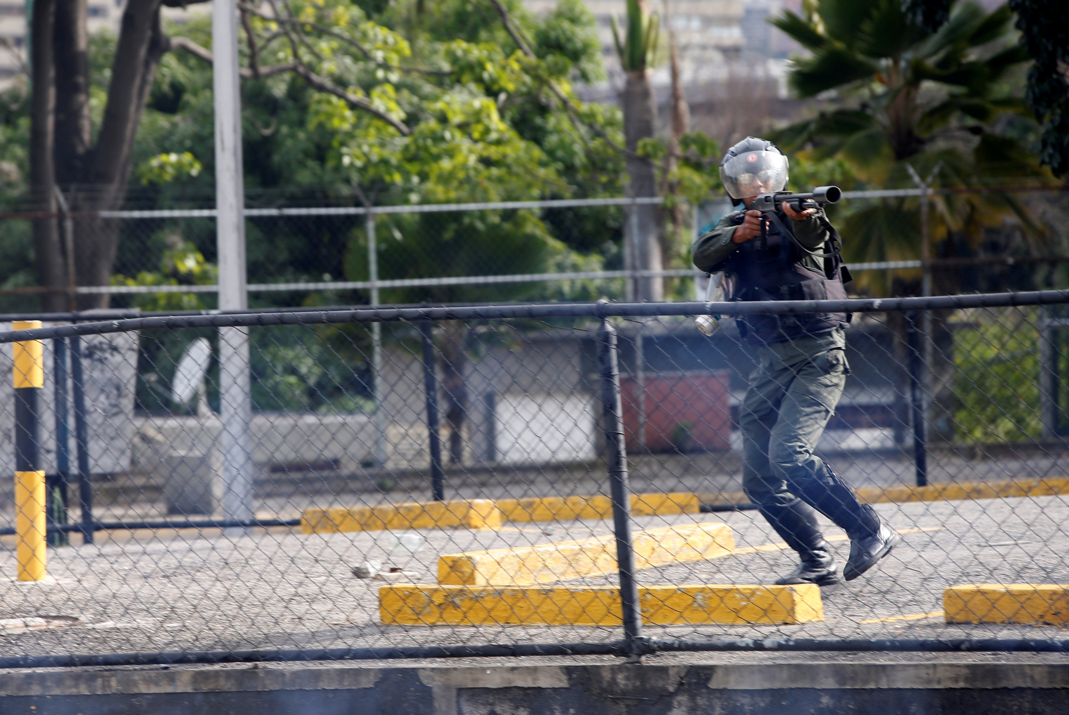أحد أفراد الأمن يطلق الخرطوش على المتظاهرون