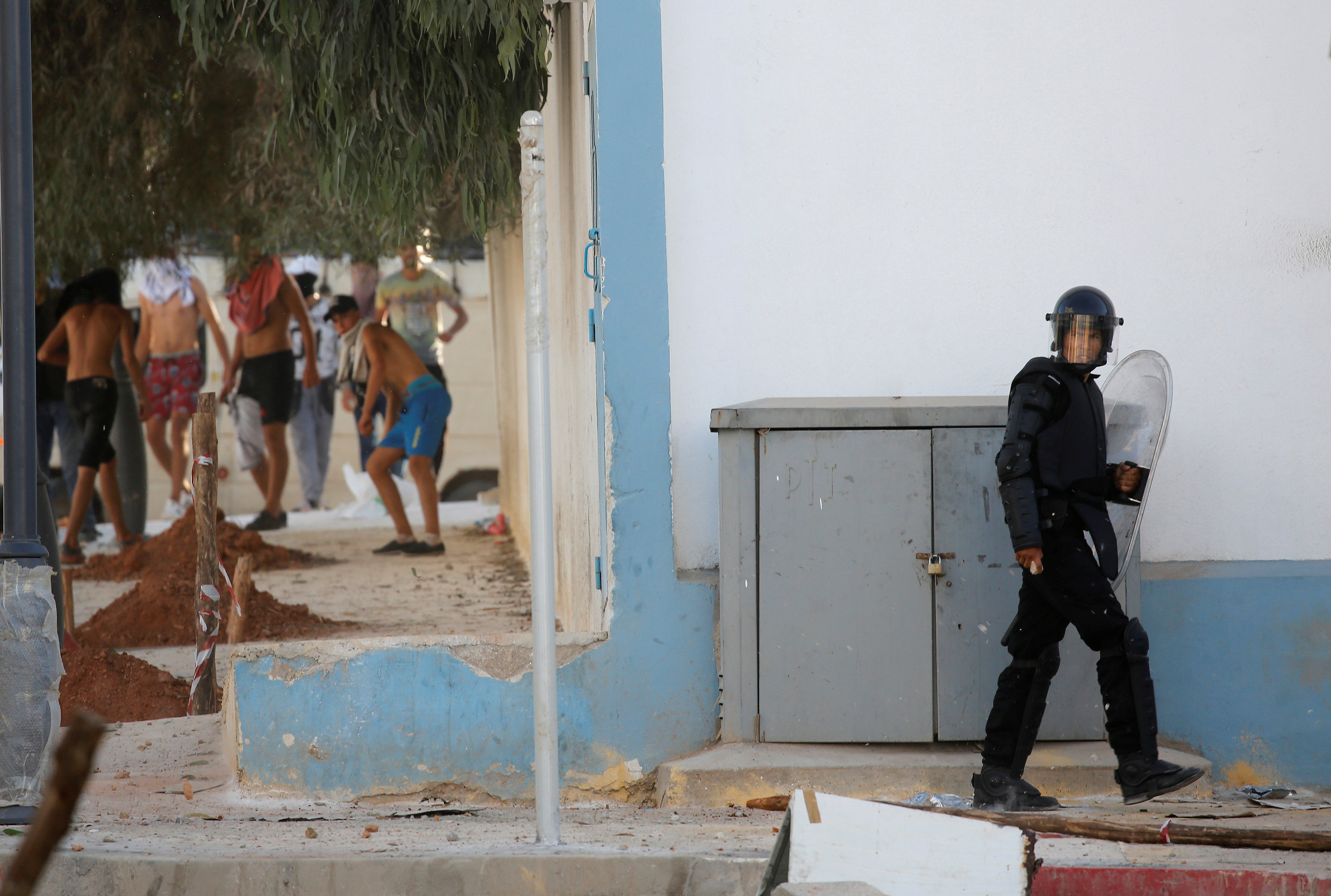 أحد أفراد الشرطة المغربية خلال الاشتباكات