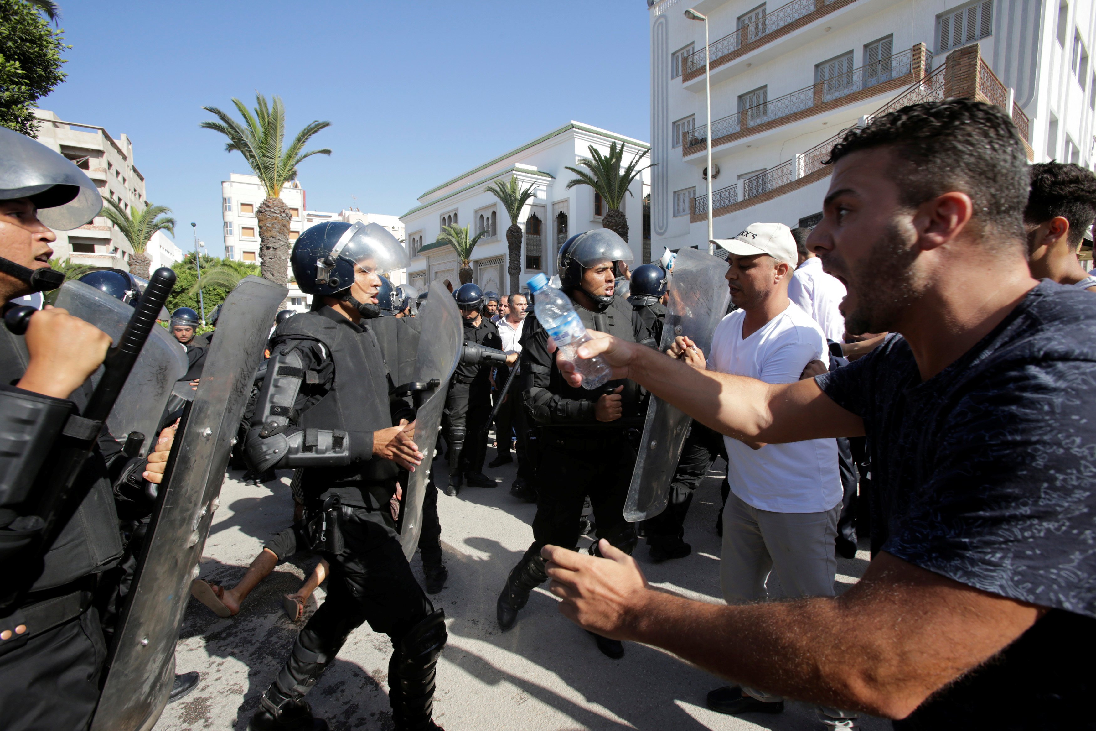 قوات الشرطة المغربية تفرق المحتجين