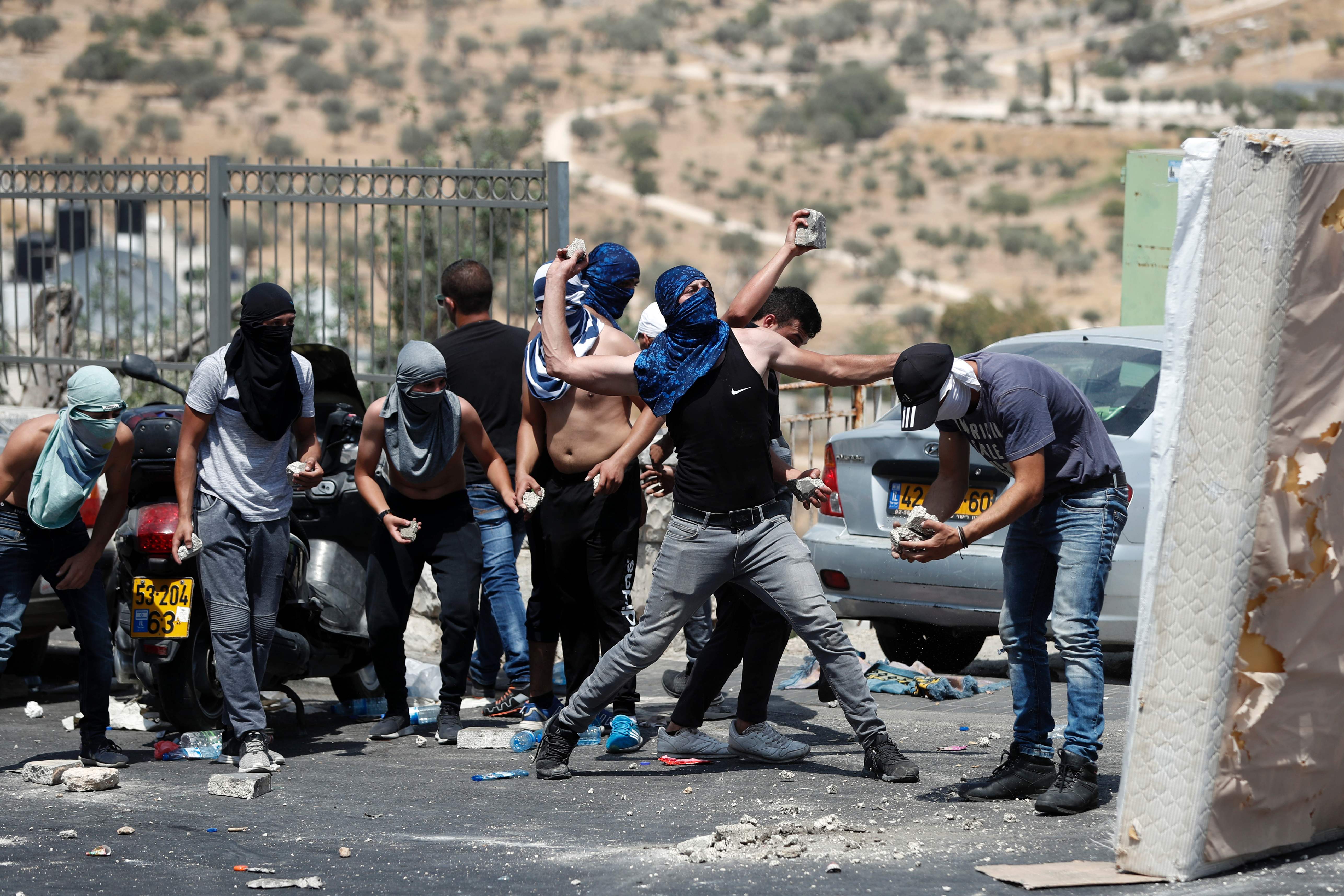 الشباب الفلسطينى وسط الاشتباكات