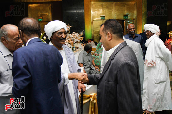 الزميل محيى الدين سعيد يهنئ السفير عبد المحمود عبد الحليم سفير السودان