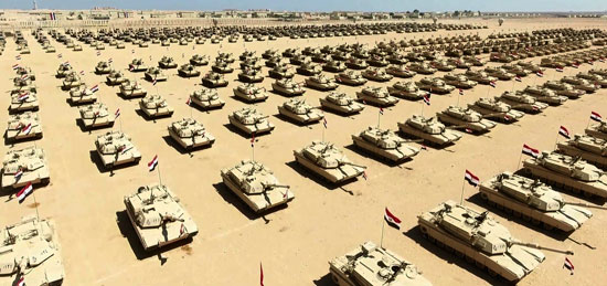 اصطفاف الدبابات فى قاعدة محمد نجيب العسكرية