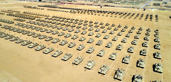 اصطفاف الدبابات فى قاعدة محمد نجيب العسكرية