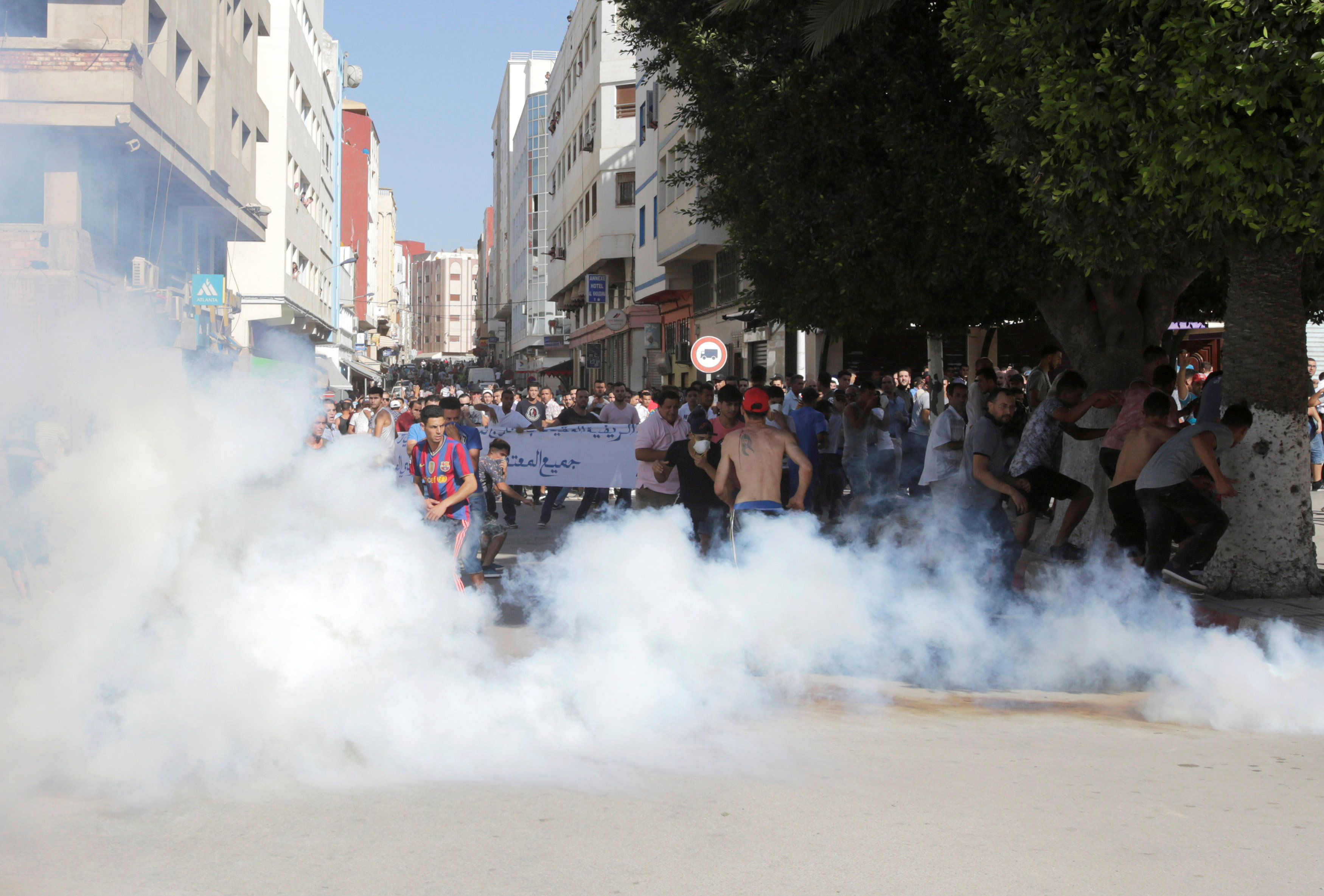 الغاز المسيل للدموع ينتشر وسط المتظاهرين