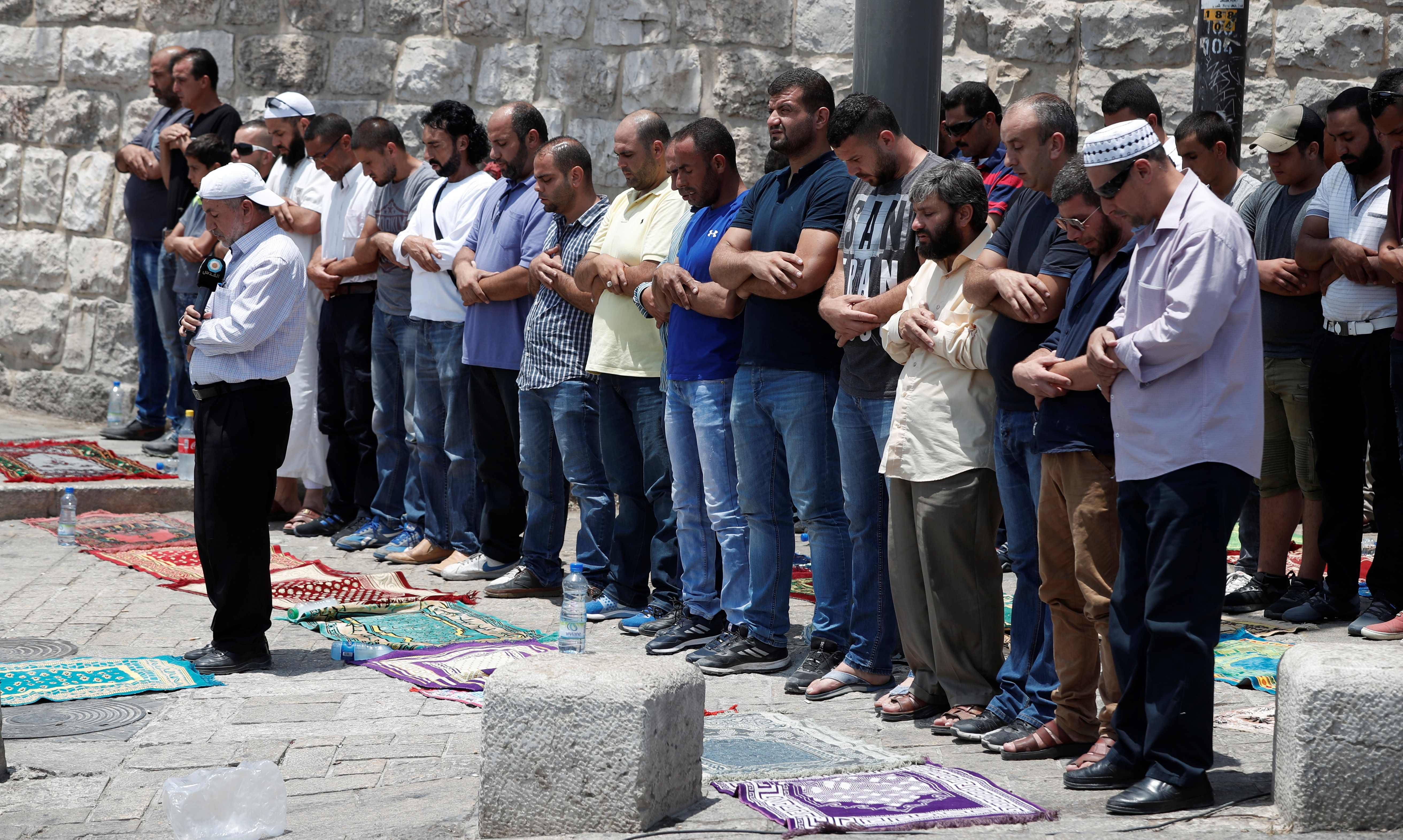فلسطينيون يؤدون الصلاة خارج الحرم القدسى احتجاجا على إجراءات أمنية