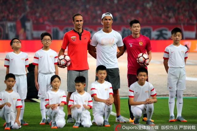 رونالدو يحضر مباراة بالدوري الصيني