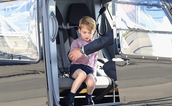 الأمير ويليام يساعد طفله فى الطائرة