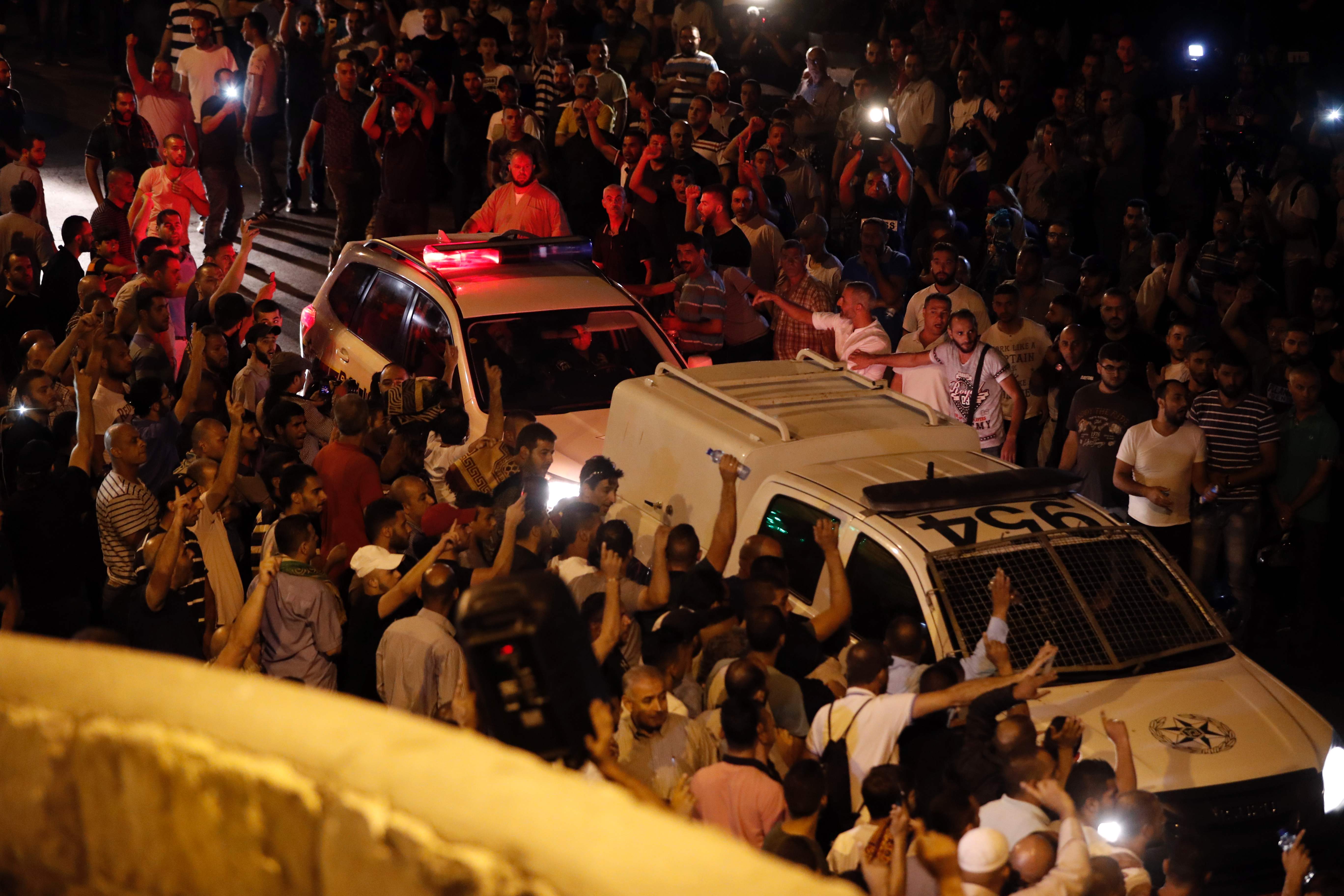 سيارات شرطة الاحتلال تغادر أمام مظاهرات الفلسطيينيين