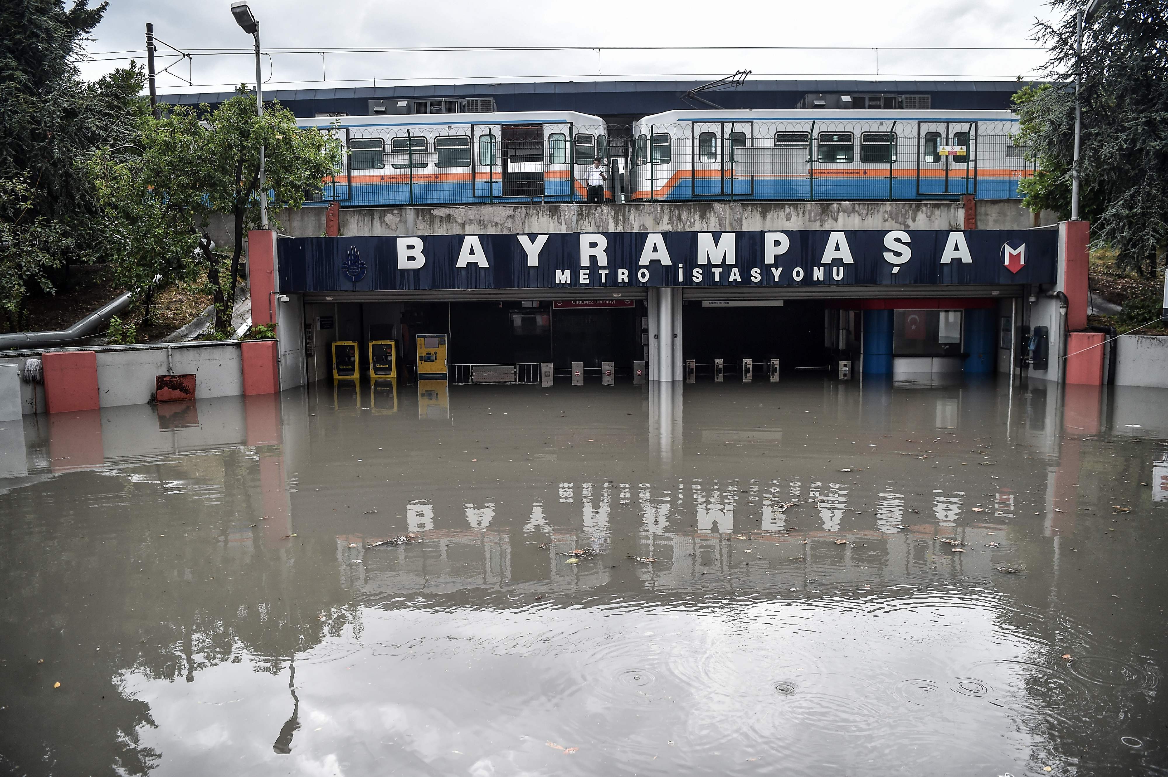 Затопление метро. Стамбул метро затопление. Метро Ясенево затапливает. Istanbul Flood.