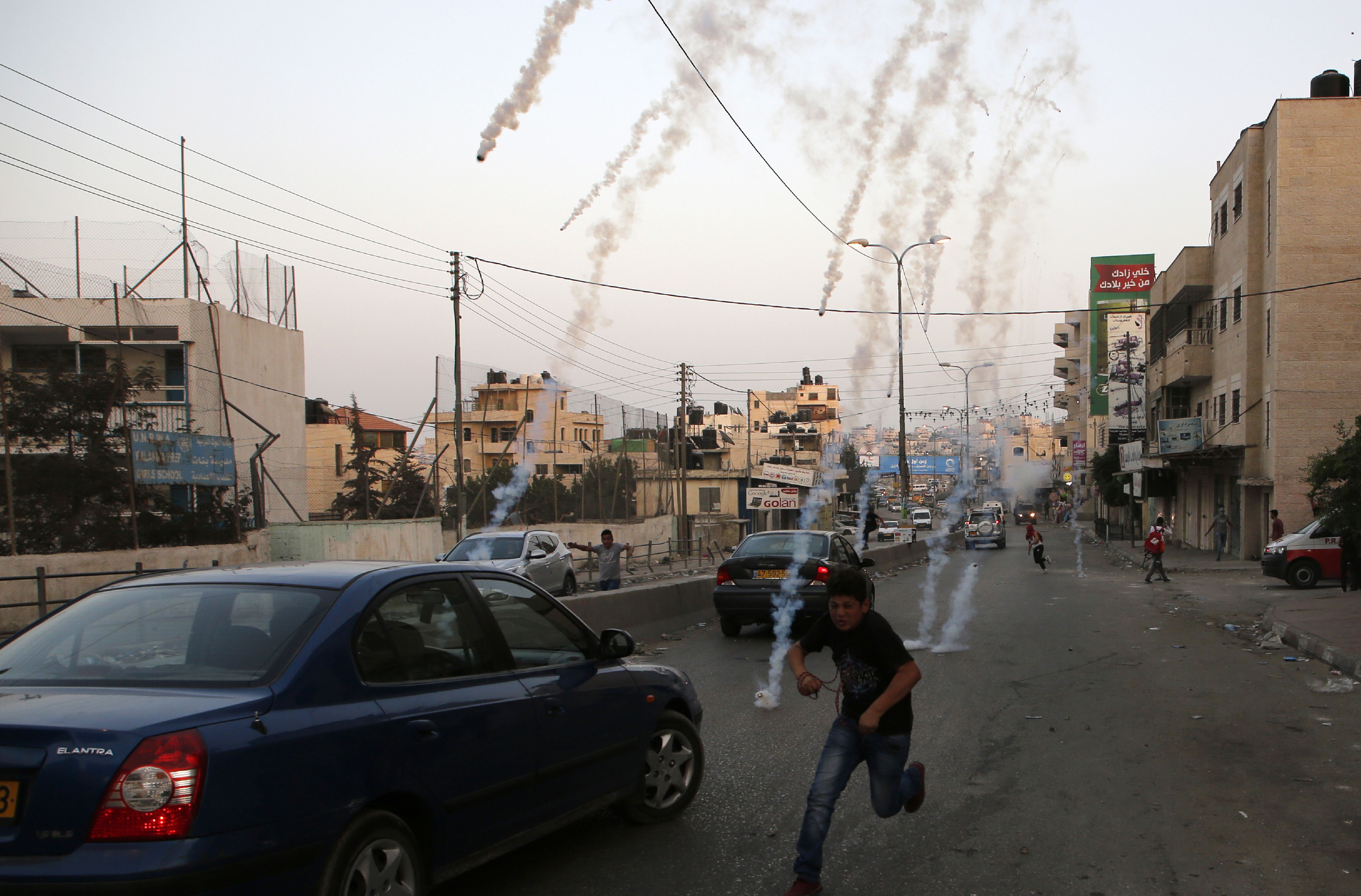 قوات الاحتلال تطلق الغاز
