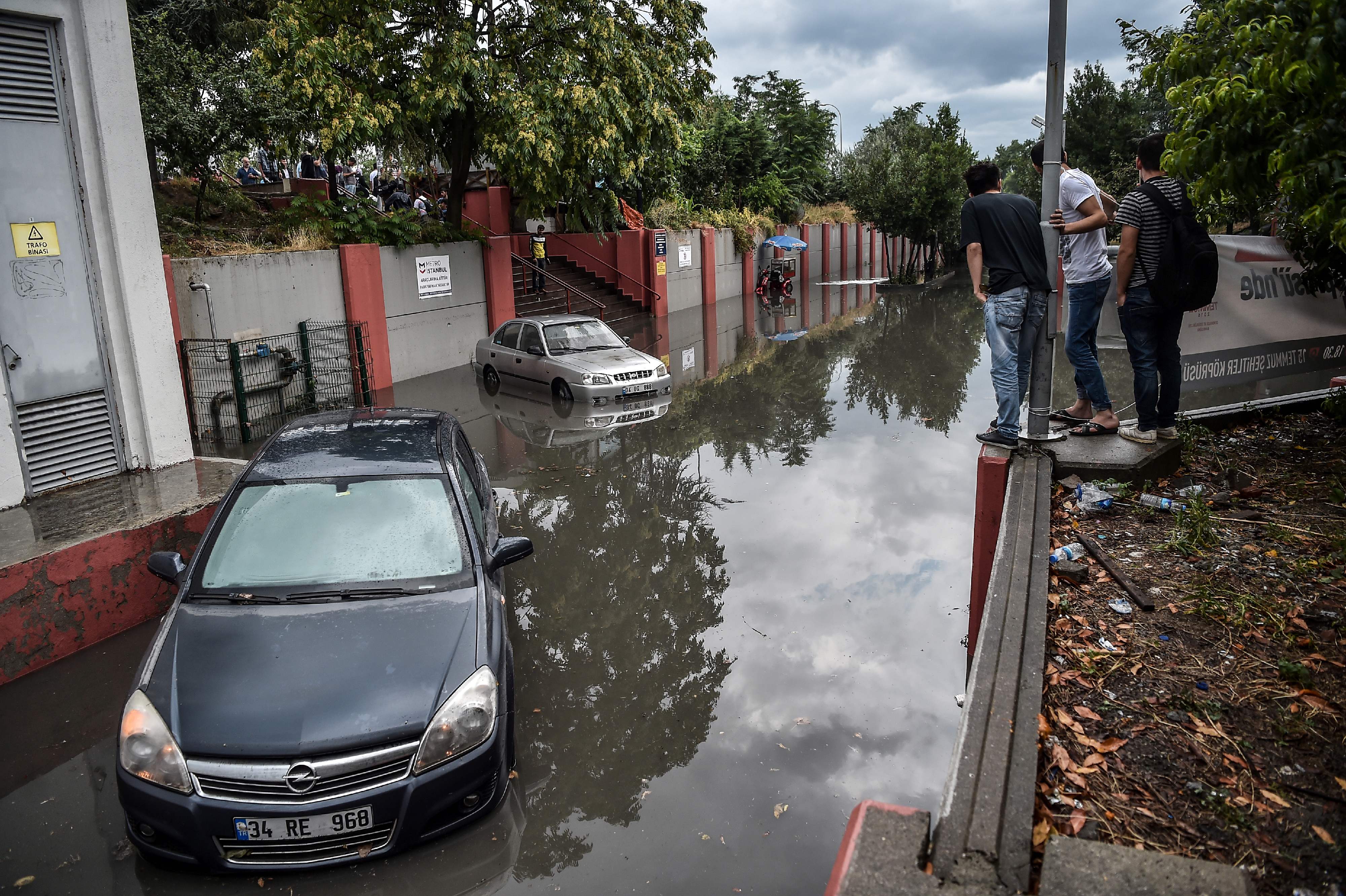 1436216-مياه-الامطار-تغمر-السيارات-فى-شوارع-اسطنبول