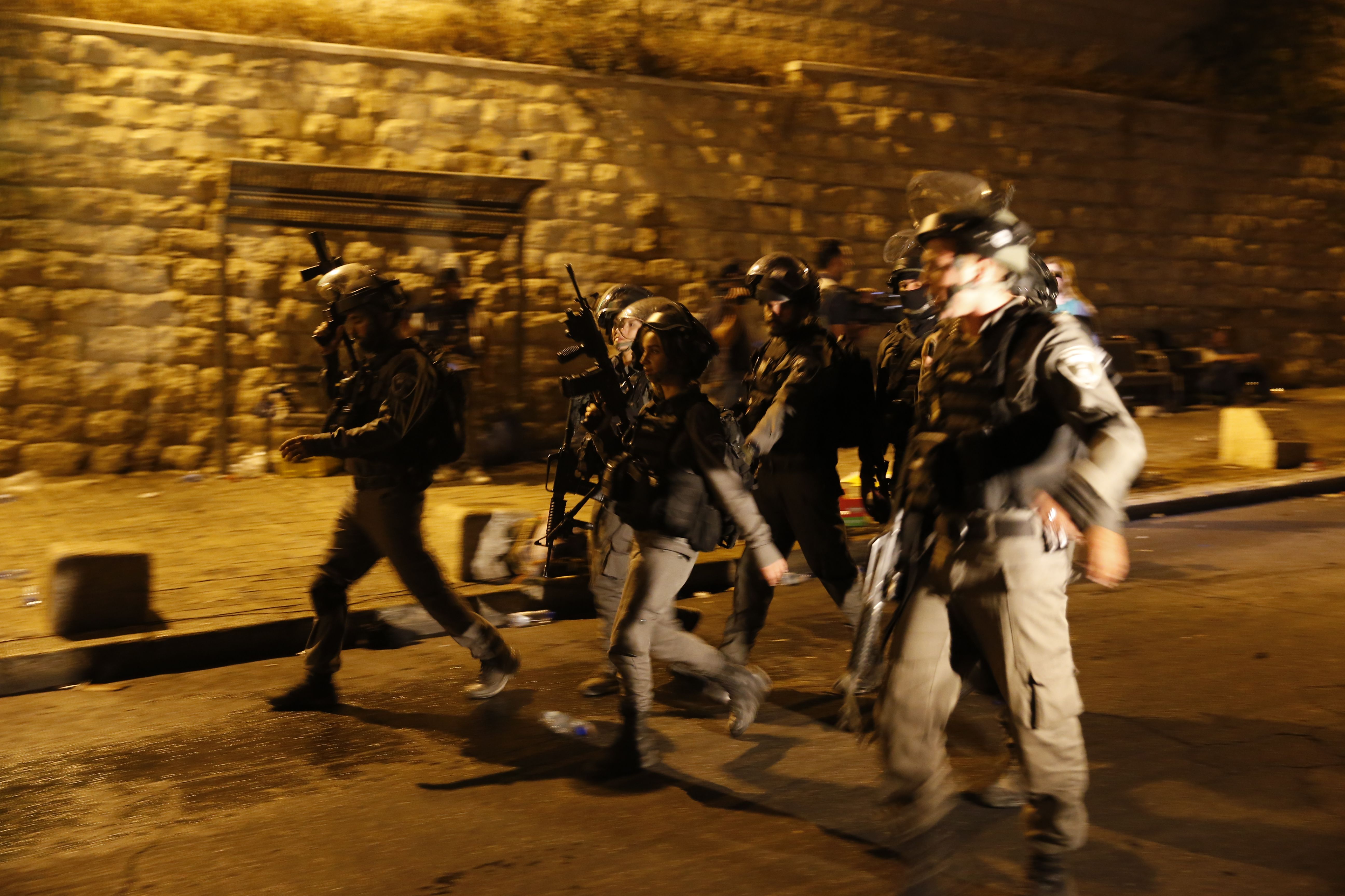 قوات الاحتلال الاسرائيلى مدججة بالسلاح لتفريق المحتجين