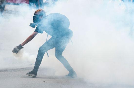 قنابل الغاز وسط الاحتجاجات فى فنزويلا