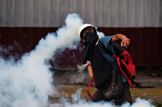 الغاز المسيل للدموع على المتظاهرين