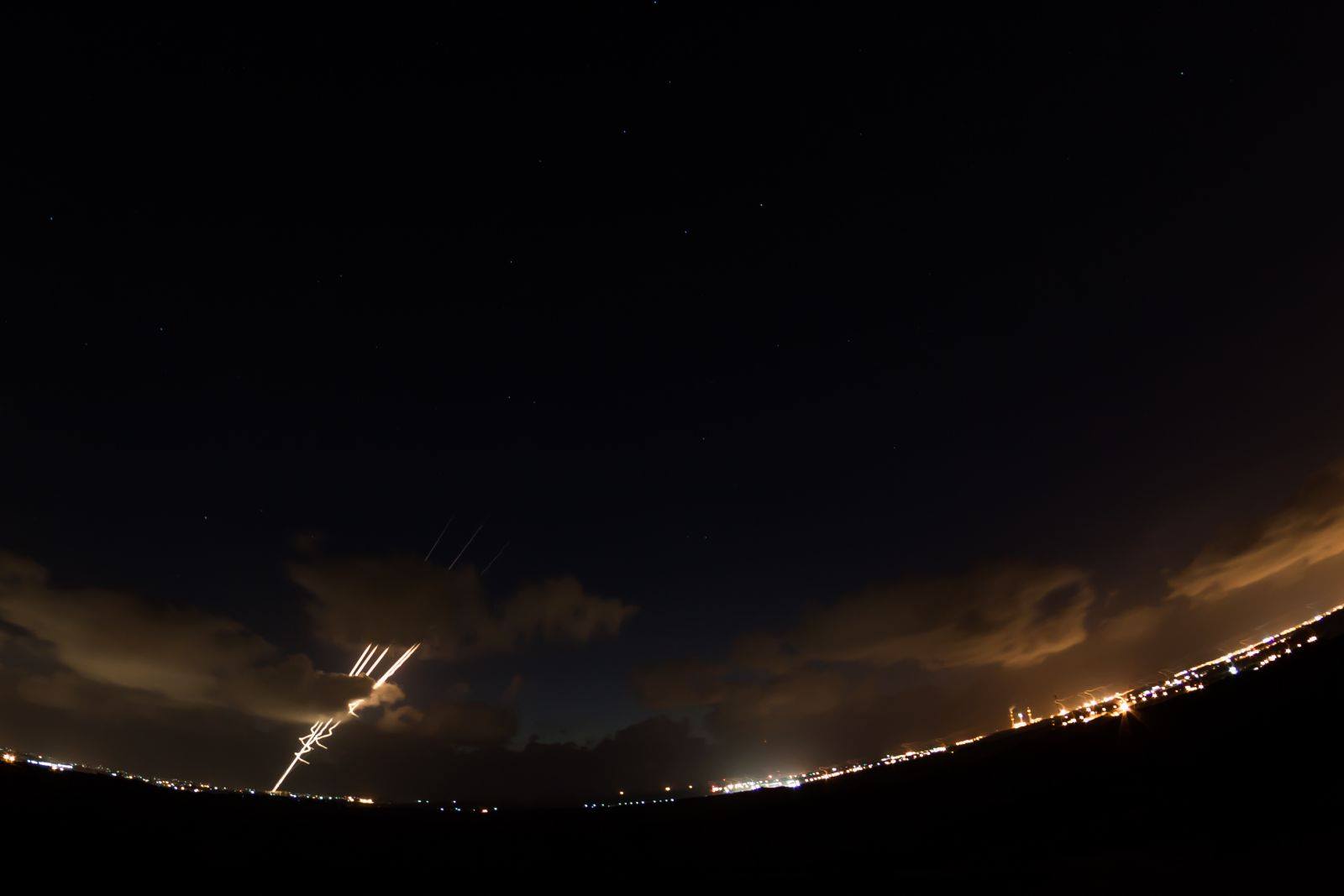 لحظة اطلاق صاروخين من غزة تجاه مستوطنة