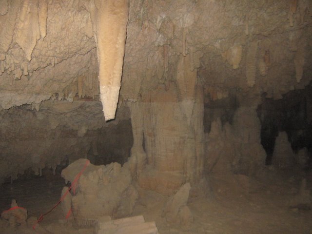  المحافظة تبحث تطوير الكهف