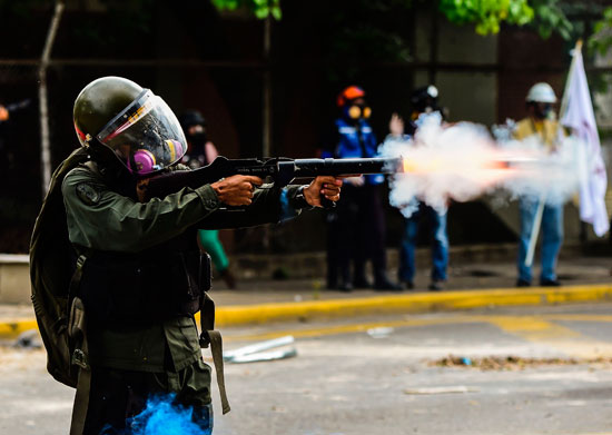 إطلاق الخرطوش على المتظاهرين فى فنزويلا