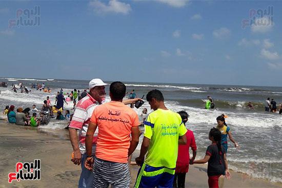 متابعة مستمرة من المنقذين والمسئولين بالمصيف للشواطئ